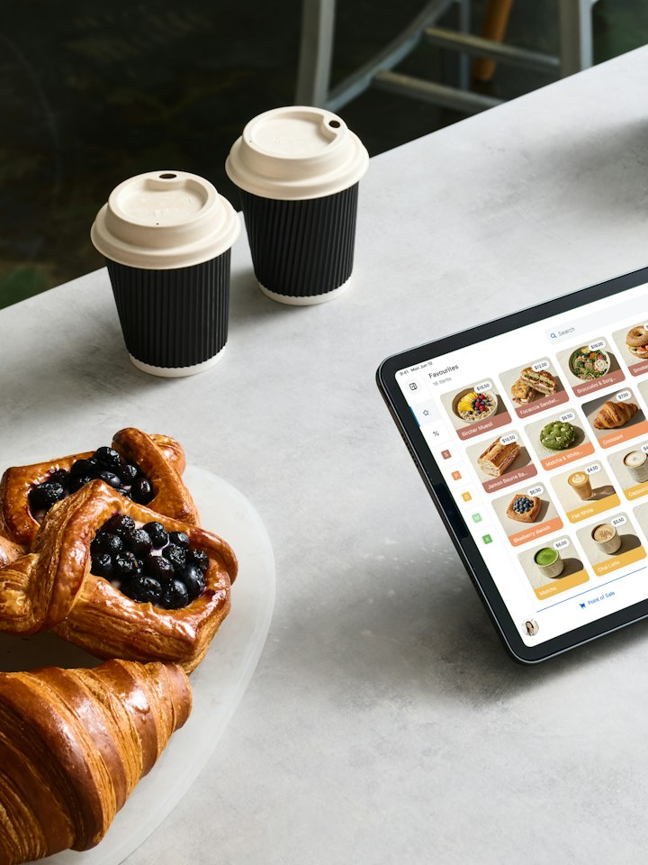 Tablet mit Speisenübersicht auf einer Theke