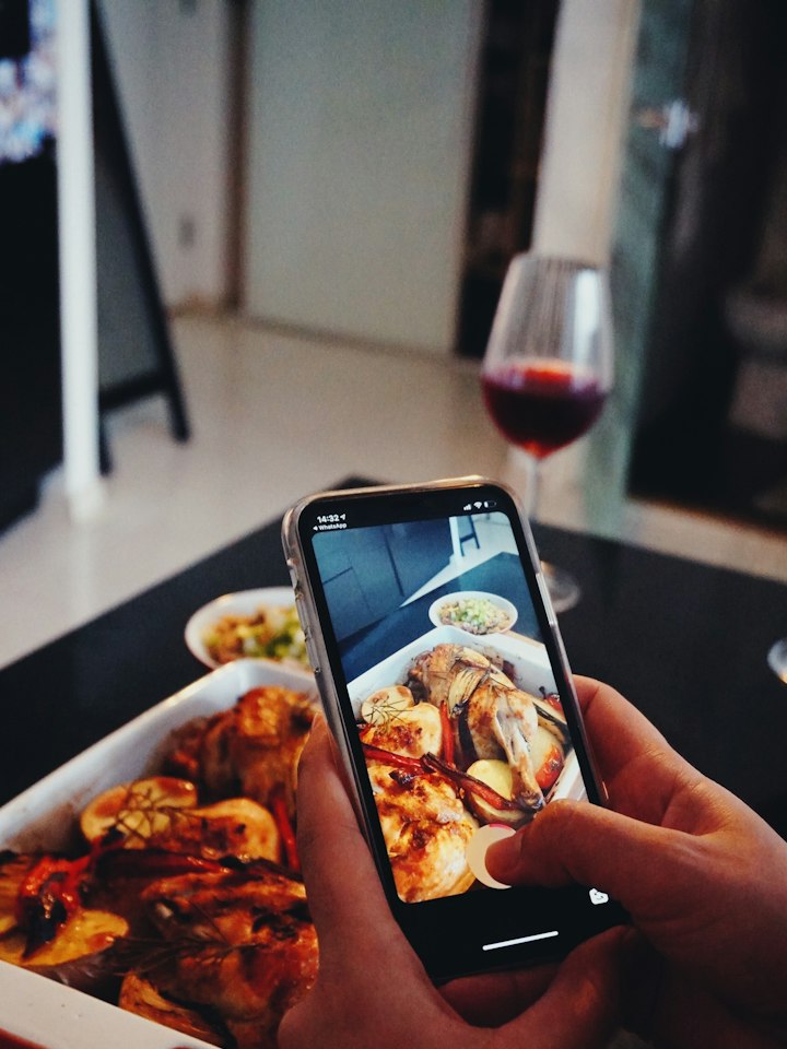 Handy fotografiert ein Gericht für Social Media